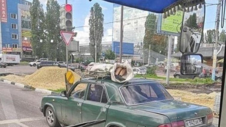 Руснаци превозват мъртвец върху багажника на кола