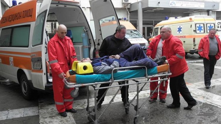 Строител падна от 5-метрово скеле, докато помага на приятел