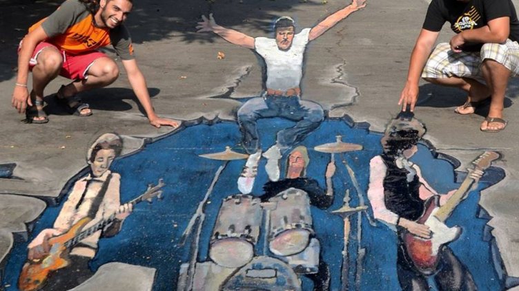 Пет триизмерни рисунки правят по алеите в Морската