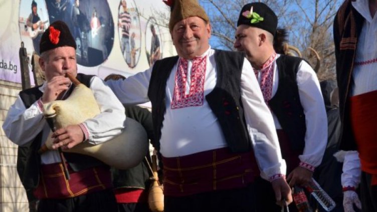 Огньове, мъже в маски, тежки костюми – почва Сурва!