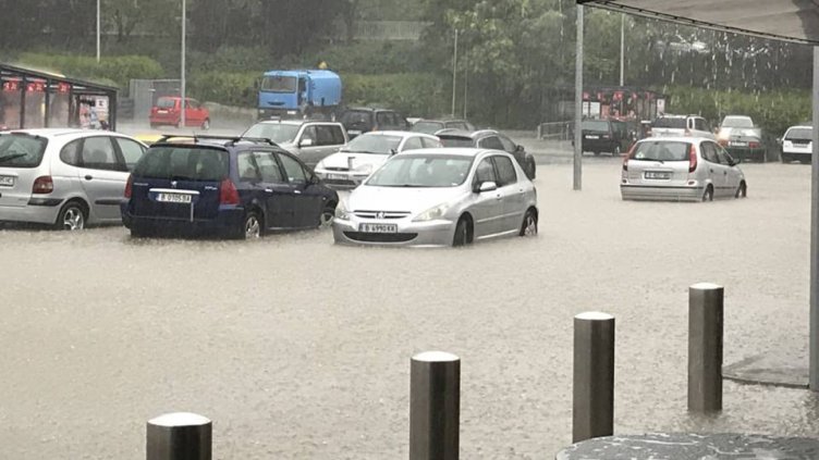 Пороят наводни голям хипермаркет във Варна