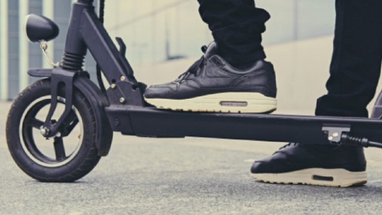 Издирват водач с е-тротинетка, блъснал пешеходец и избягал във Варна