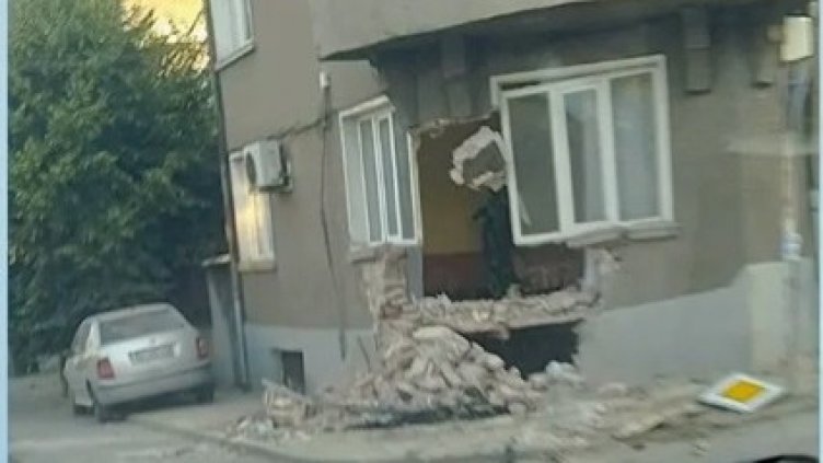 17-годишно момче загина, след като се вряза с джип в къща