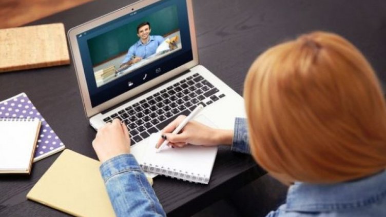 Училищата с изборни секции учат онлайн днес