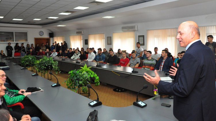 Ректорът на ИУ проф. д-р Пламен Илиев поздрави студентите за високите им резултати. Снимка Пламен Гутинов