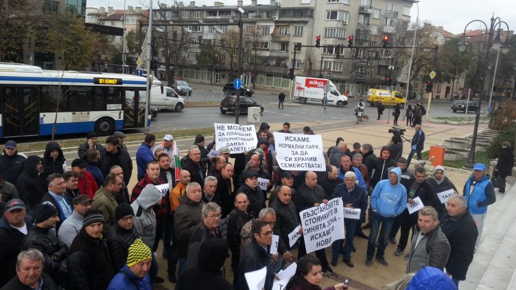 Шофьорите на таксита излязоха на протест и пред община Варна