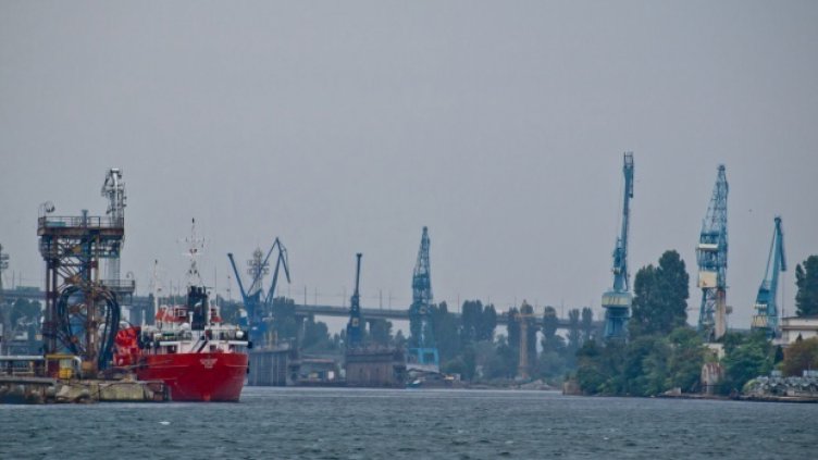 България с нов кораб за борба с нефтените разливи до края на 2016 г