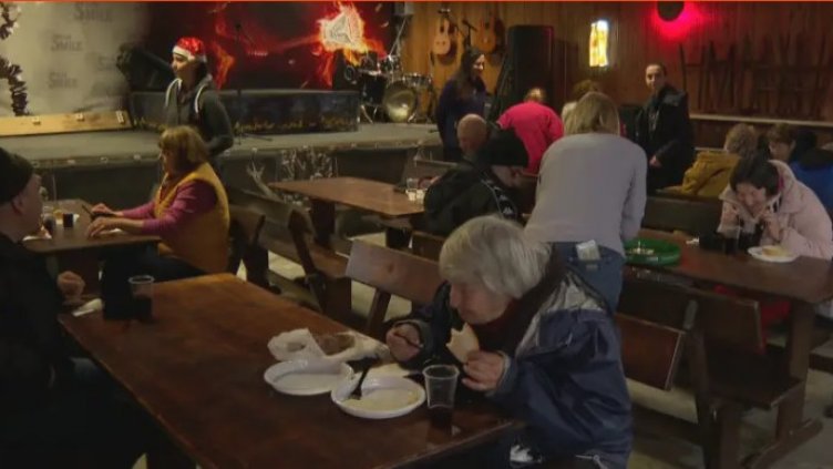 Рокери организираха коледен обяд за социално слаби хора във Варна