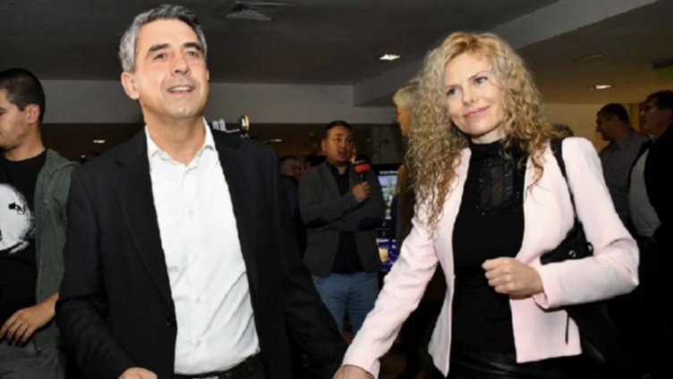 Джипът на Плевнелиевата жена - задигнат от столичен мол. Тя говори по телефона, апаш действа