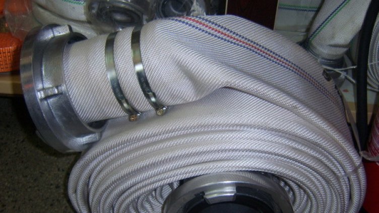 Арестуваха пиянка, заиграл се с шланг на мол във Варна