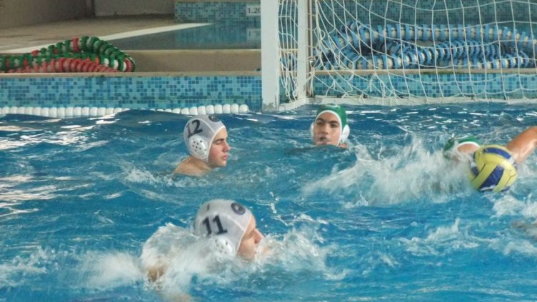 Бой и тежки наказания в мъжката водна топка