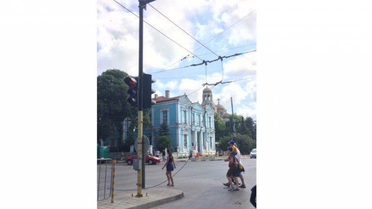 Скъсани тролейни кабели затрудняват движението в центъра на Варна