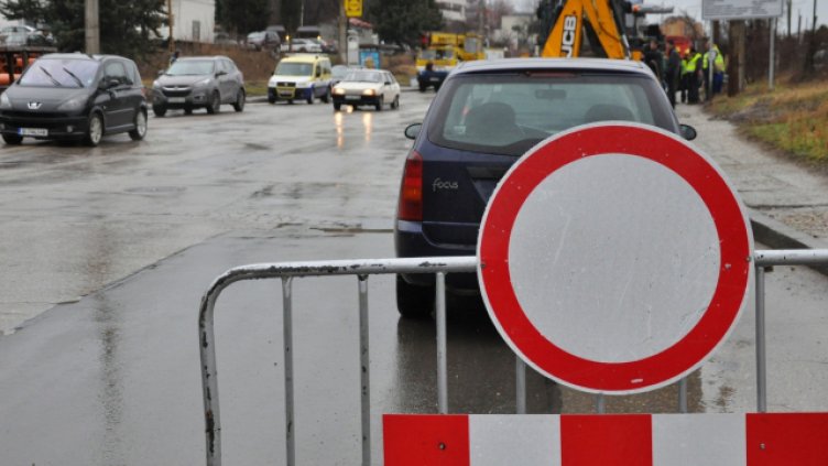 Премахват опасно дърво на ул.“Девня“ във Варна