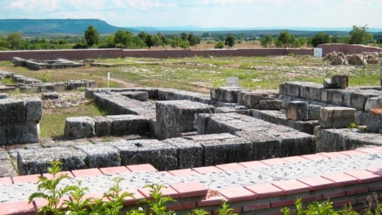 Златни пиърсинги и меден прототип на рибарска кукичка са сред находките във Варненския некропол