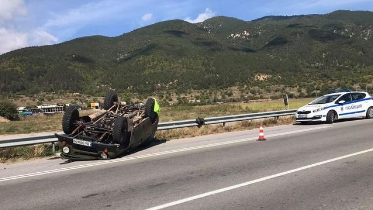 Турски ТИР помете джип с наши военни