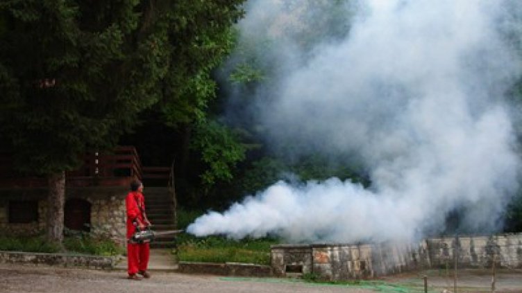 Пръскат реките срещу зика