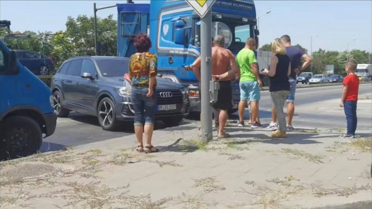 Тарикат с джип се пререди, но се заби с "Ауди"- то си в камион на кръстовище