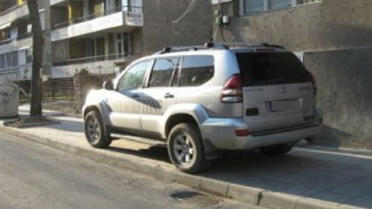 800 лв. глоба за паркиране в градинка, 200 лв. за тротоар