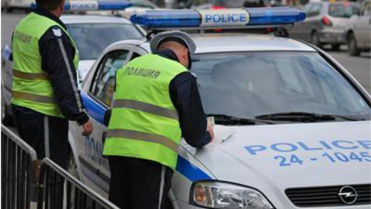 Полицаи следят за превишена скорост на ключови места в града