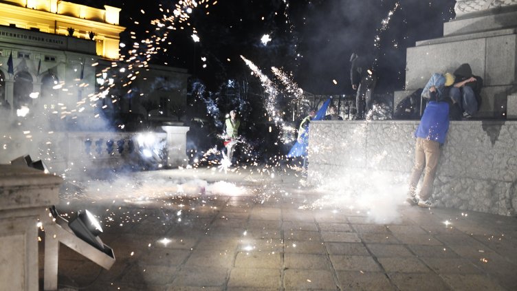 Арестуваха младеж на протеста в София заради фойерверки (СНИМКИ)