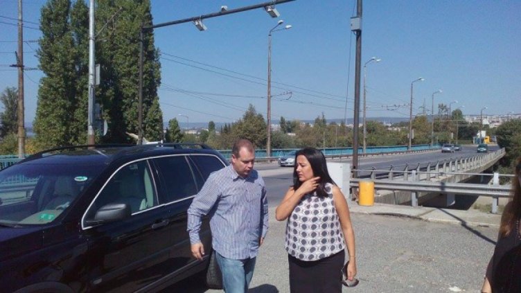 Няма да повдигат Аспарухов мост, изграждат огради и мрежи срещу самоубийци