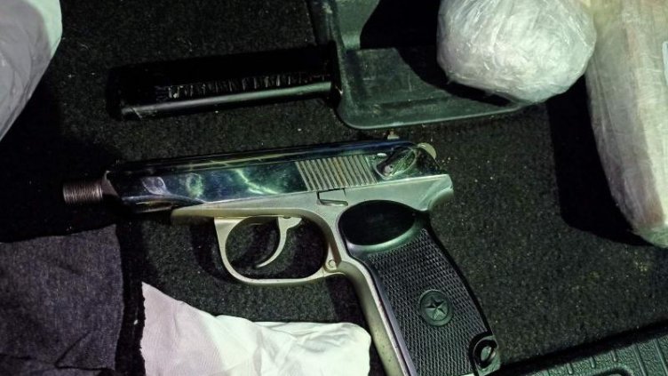 Екшън в "Младост": Спипаха братя дилъри с много дрога, пари и оръжие (СНИМКИ)