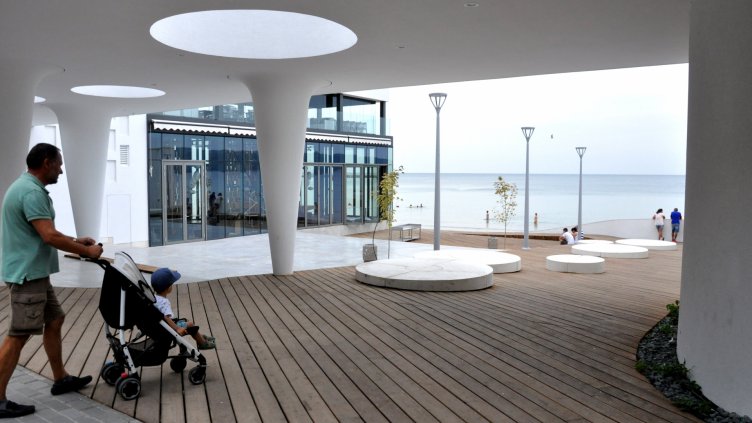 Крайбрежната алея във Варна продължава да се разхубавява