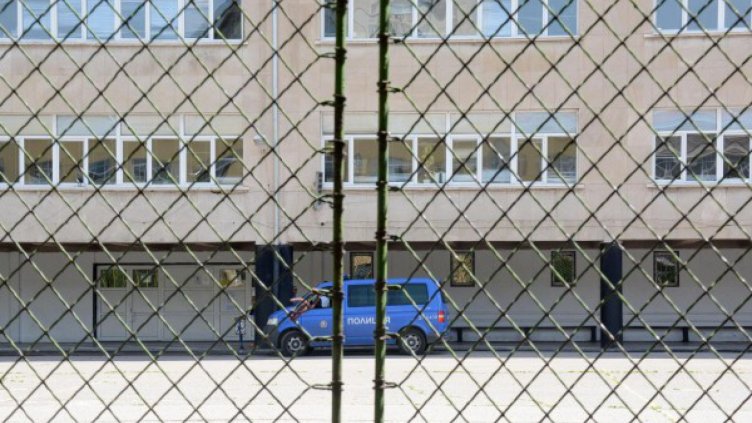 Гневна майка нахълта в час, наби учителка