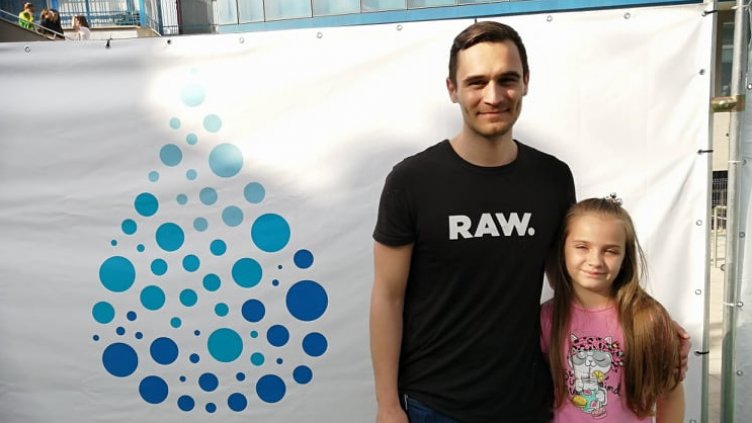 Холивудска звезда снима реклама за плувния шампион „Черно море“