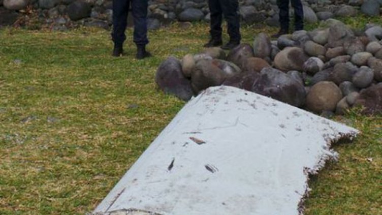 Вулкан изригна на острова, където намериха останките на изчезналия "Боинг"