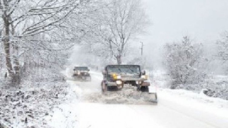 Пътна полиция: При обилен снеговалеж изчакайте и не тръгвайте преди снегорините!