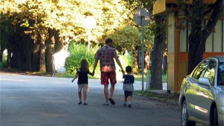 Бащинство: Татковците с 2 месеца платен отпуск, докато детето стане 8 г.