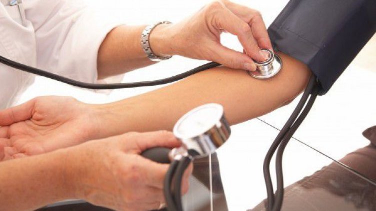 Мерят кръвното на входа на Морската градина във Варна