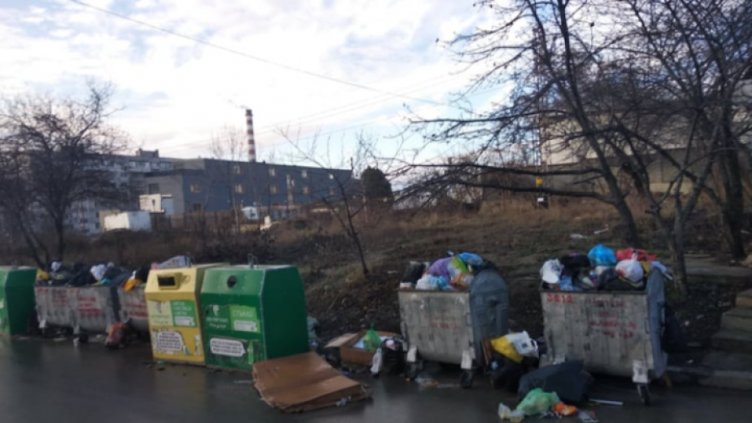 Във Възраждане посрещнаха 2021... с препълнени контейнери