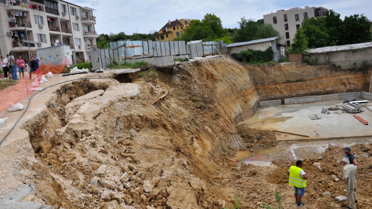 Тръгна свлачище и в кв.“Възраждане”
