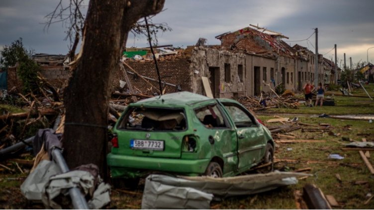 Силни бури причиниха големи щети в Чехия