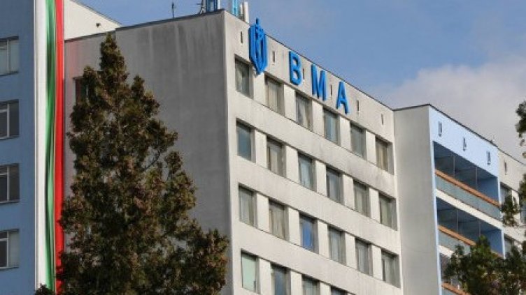 Неадекватен блъска многократно с колата си паркиран автомобил във Варна