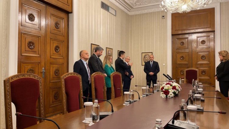 ПП-ДБ върнаха празна папката на президента Радев 