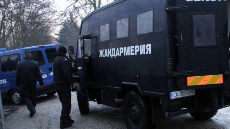 Задържаха баща и син за дръзкото нападение над полицаи в Ихтиман