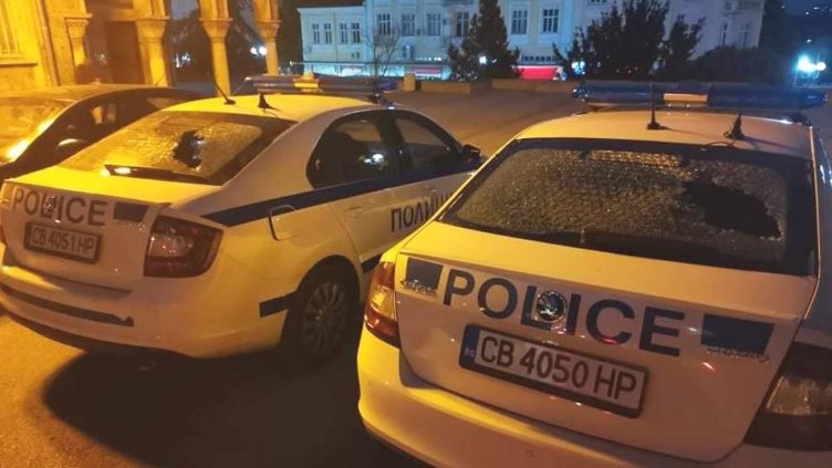 Гневен шофьор потроши стъклата на полицейски патрулки