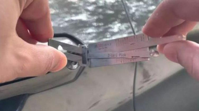 Как се прониква в скъпа кола за по-малко от минута? Апашите знаят как (ВИДЕО)