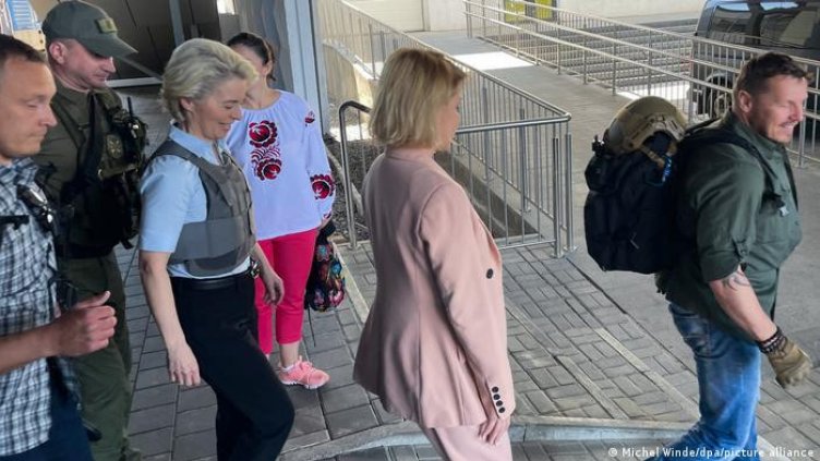 Урсула фон дер Лайен отиде на крака при Зеленски, предлага му по-скоро членство в ЕС