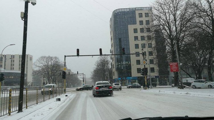 Светофарът на бул. “Владислав Варненчик” и ул. “Отец Паисий” не работи