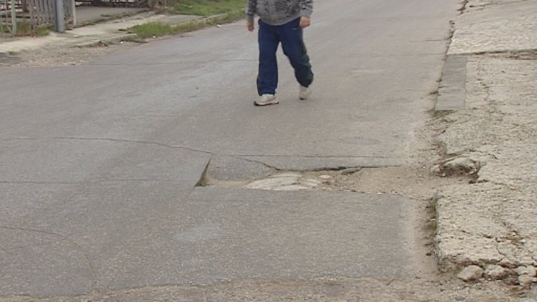Пропадащ асфалт тревожи живущите на ул.„Янко Славчев“ във Варна  (СНИМКИ)