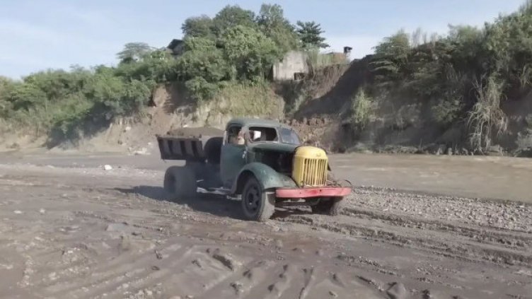 Вижте това ВИДЕО и пак си помислете - стар руски ЗИЛ, но звяр