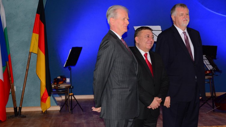 Почетният консул Недялко Неделчев(в средата) с посланиците на Франция Ерик Льобедел(вляво) и на Германия Херберт Салбер.