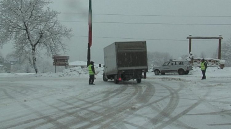Десетки селища в Смолянско са без ток заради априлския сняг