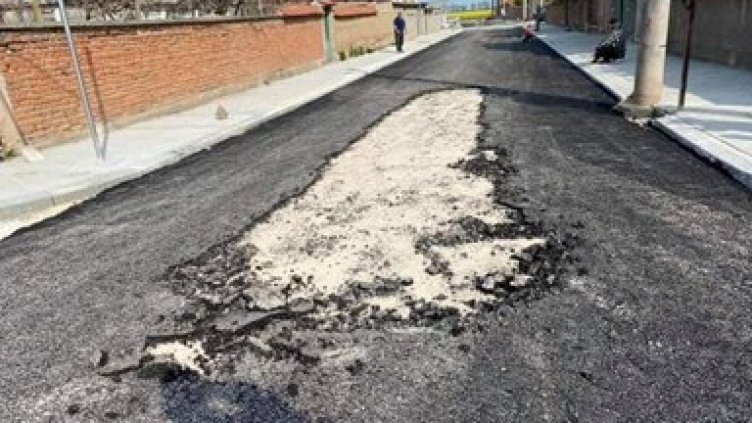 Култово: Току-що положен асфалт на улица в наш град се изрони като юфка