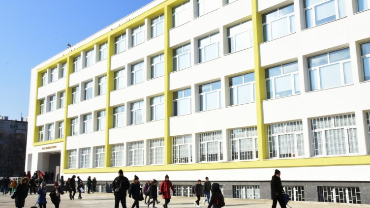 Учениците от СУ&quot;Найден Геров&quot; се върнаха в ремонтираните си класни стаи (СНИМКИ)