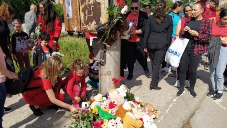 Добричлии изпратиха с протест и грамада от детски играчки ангелчето Крис